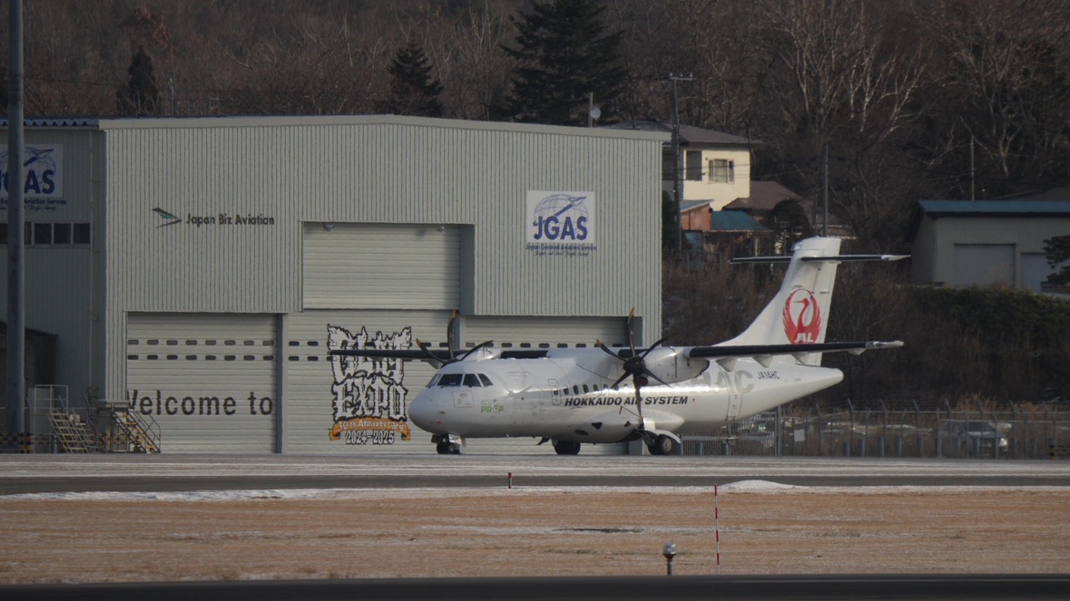 函館空港に”緊急着陸”したプロペラ機(12月13日撮影)