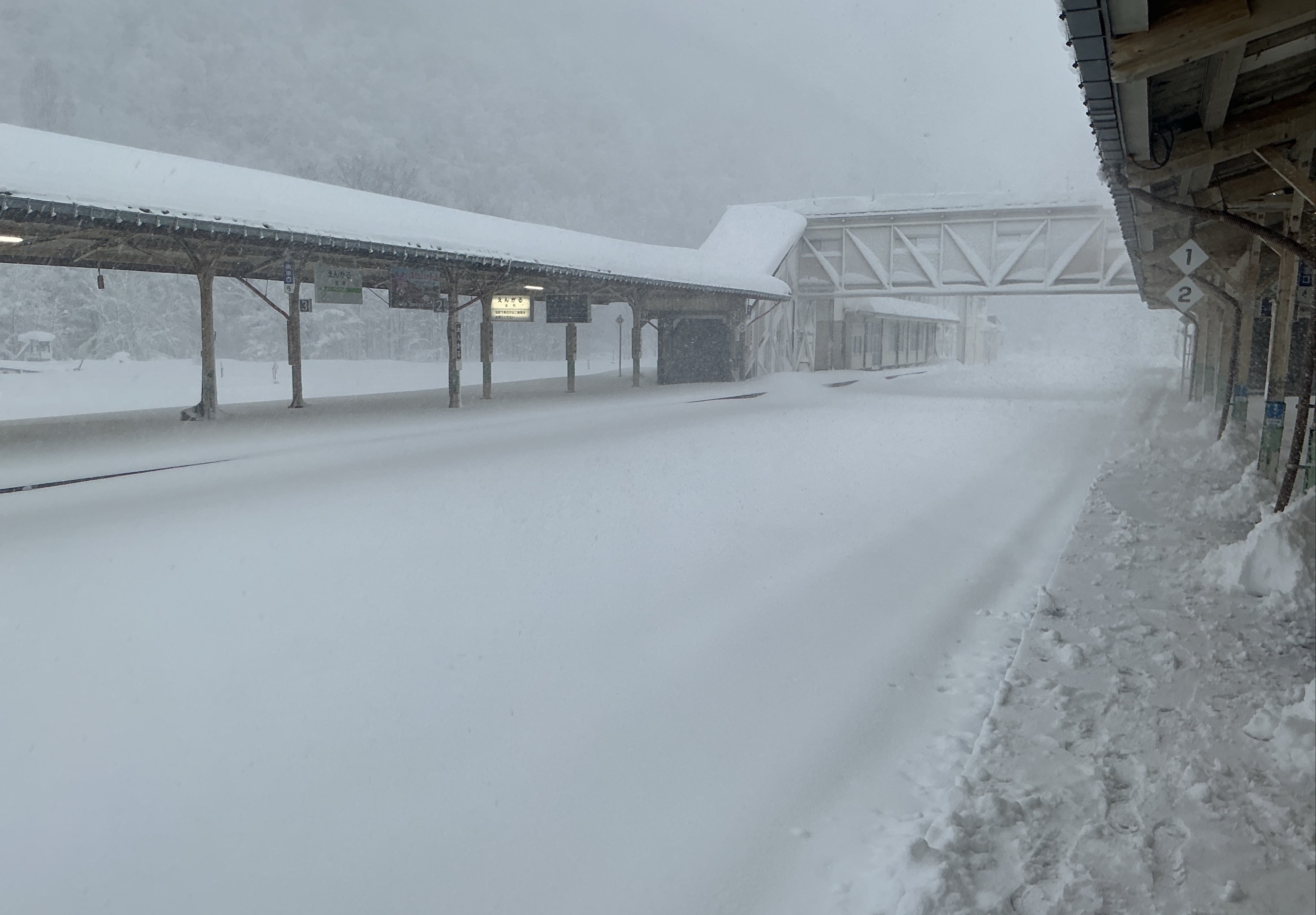 【衝撃写真】JR線路からホームまで約1メートルの高さまで雪に埋もれる…北海道を襲った“ドカ雪”で16日は特急おおぞら全便含む96本運休へ_約 ...