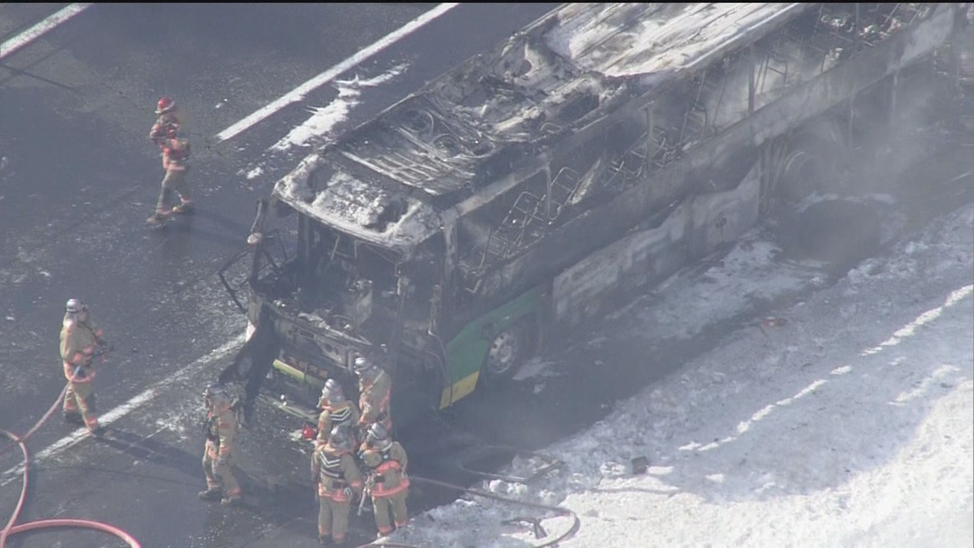 車体がほぼ全焼したバス