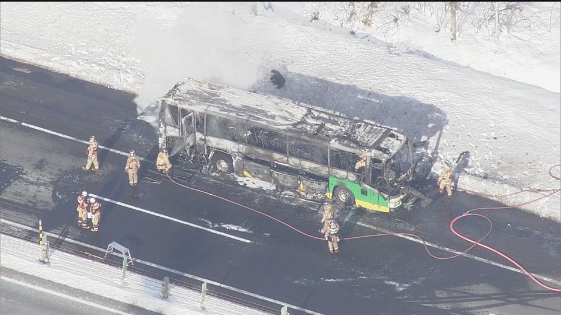 出火したバスでは消防隊の消火活動が続いた