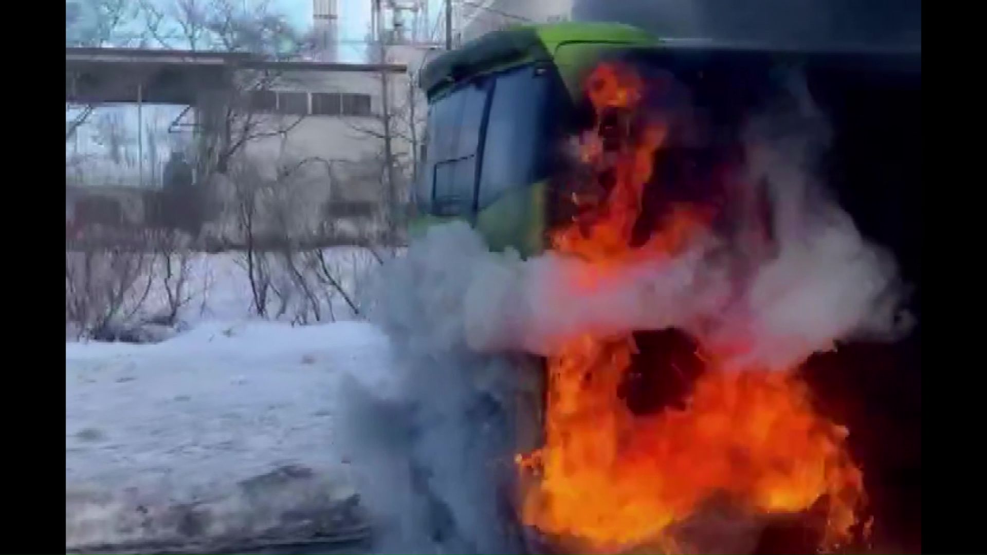 千歳市内の高速道路で空港連絡バスが炎上（撮影：視聴者）