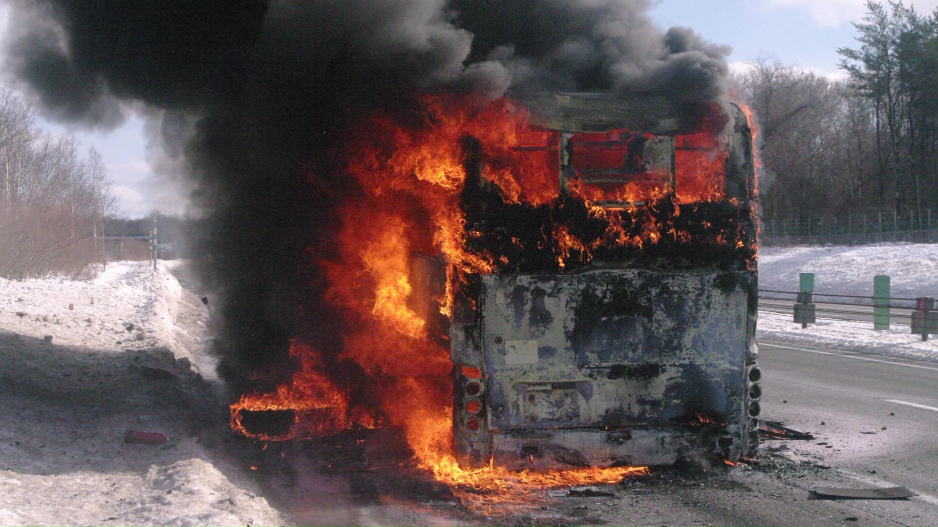 炎上した空港連絡バス(提供:道警高速隊)