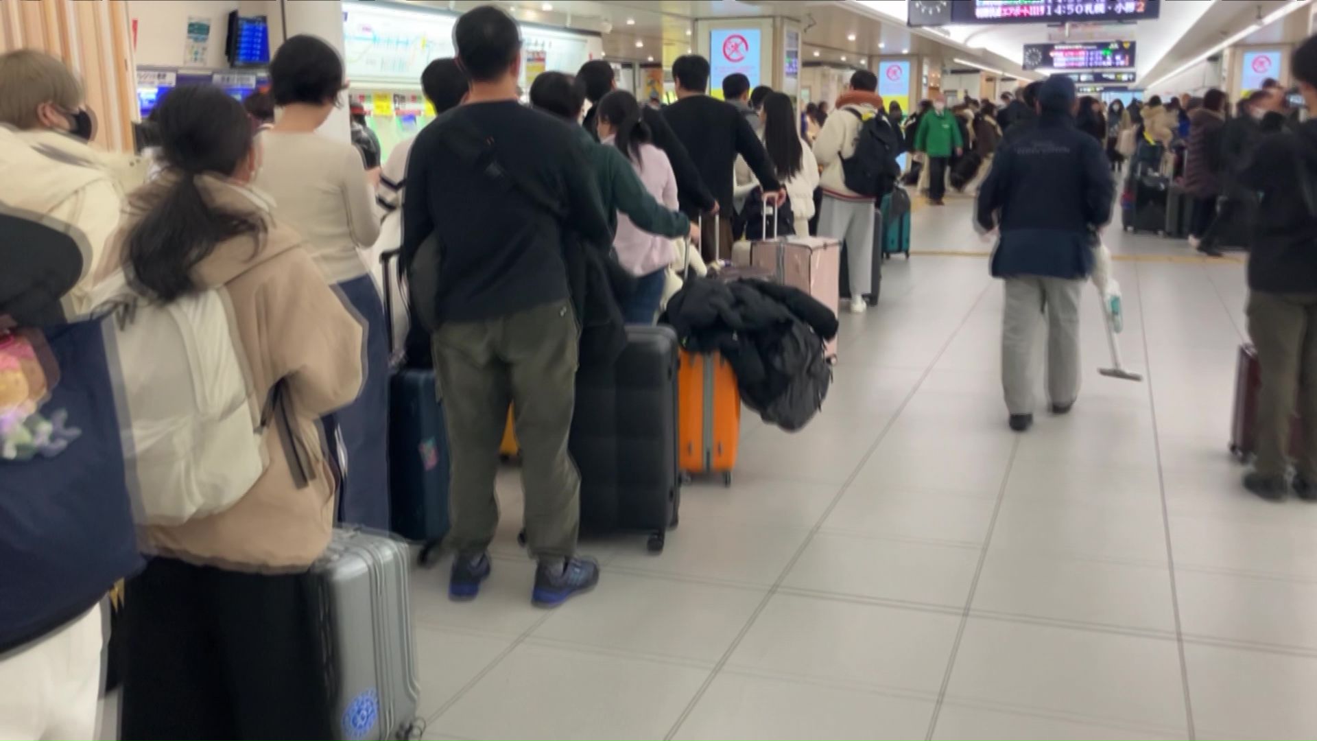 午後2時過ぎのJR改札口付近の様子(撮影:視聴者)