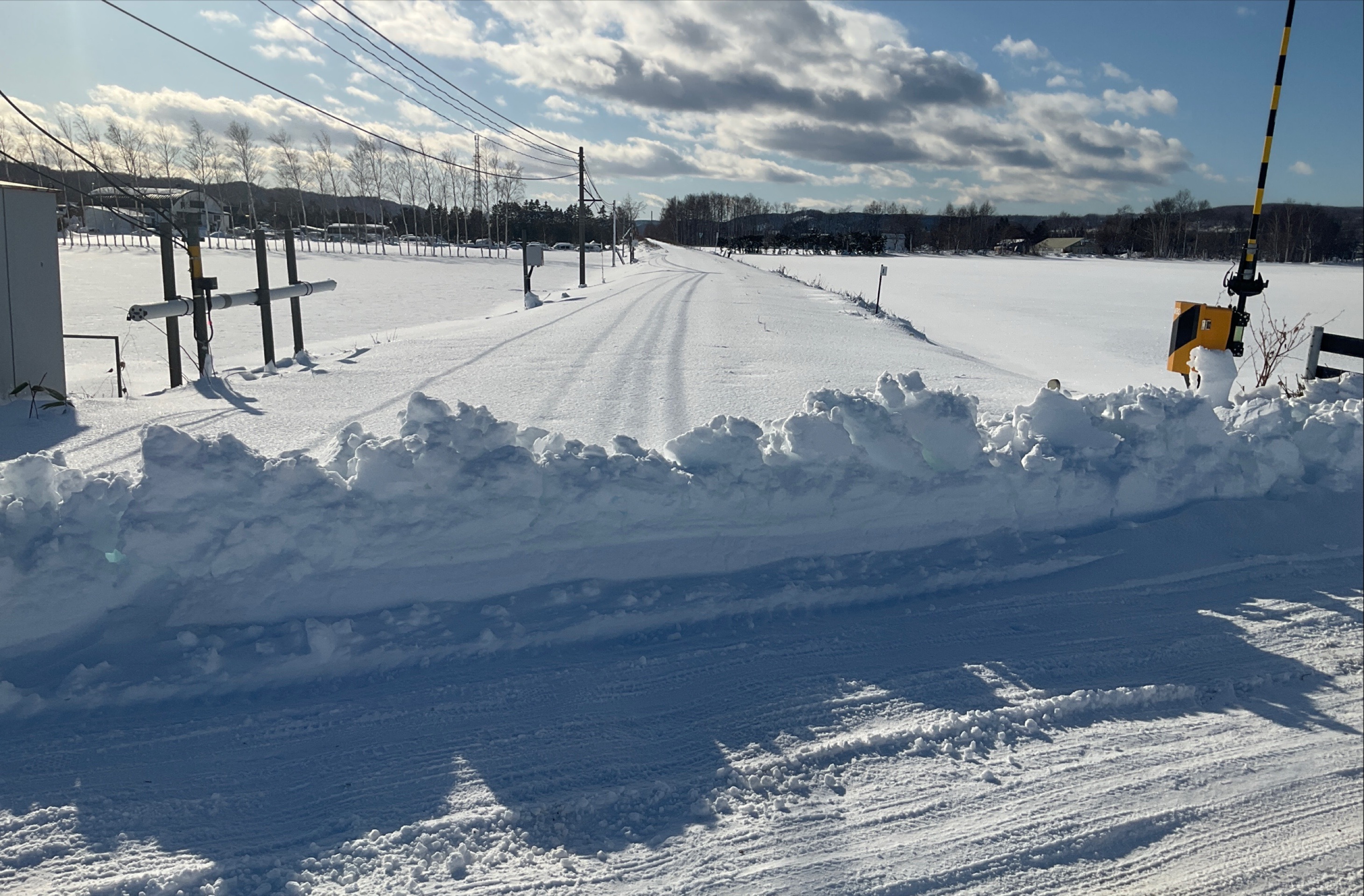 18日午前・釧網線の札弦―清里間の踏切には雪の壁ができ列車が通れなくなっている（提供：JR北海道）