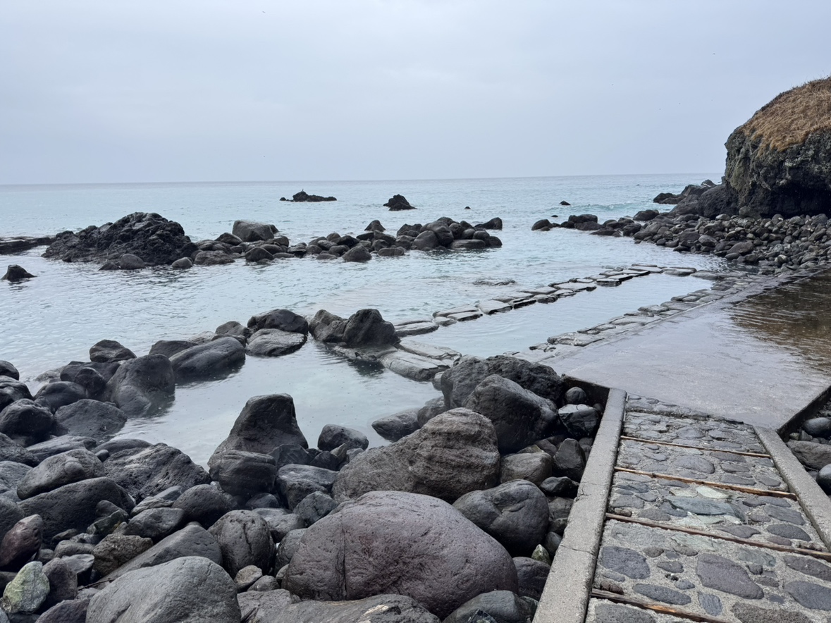 入浴禁止となった「水無海浜温泉」。全国でも珍しい海岸に面した人気の温泉だった