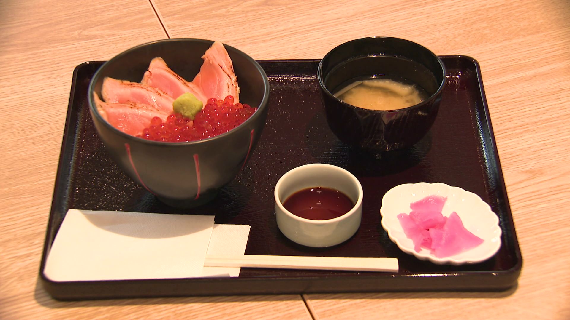 空港内で長く愛された「北斗」が移転し肉料理と海鮮料理が楽しめる