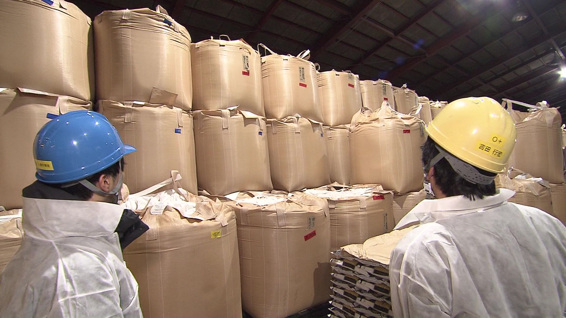 倉庫では玄米が大量に保管