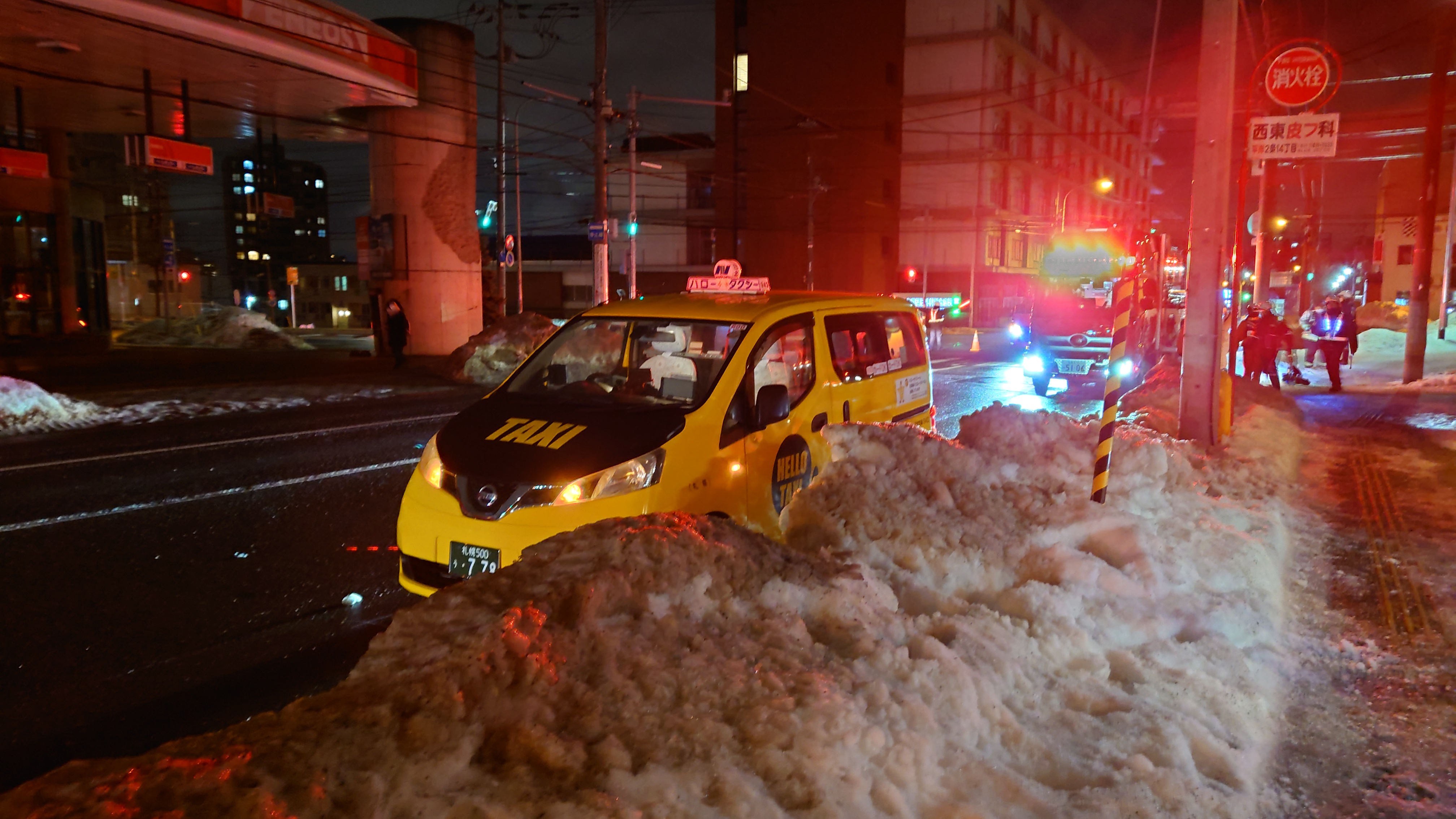 歩いていた女性がタクシーの下敷きになった事故現場