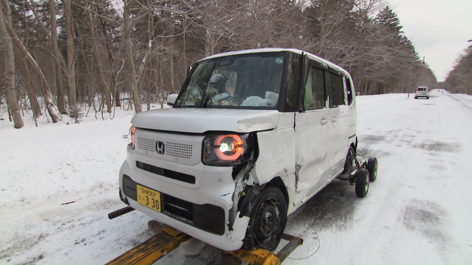 千歳市では軽乗用車と10トントラックが衝突