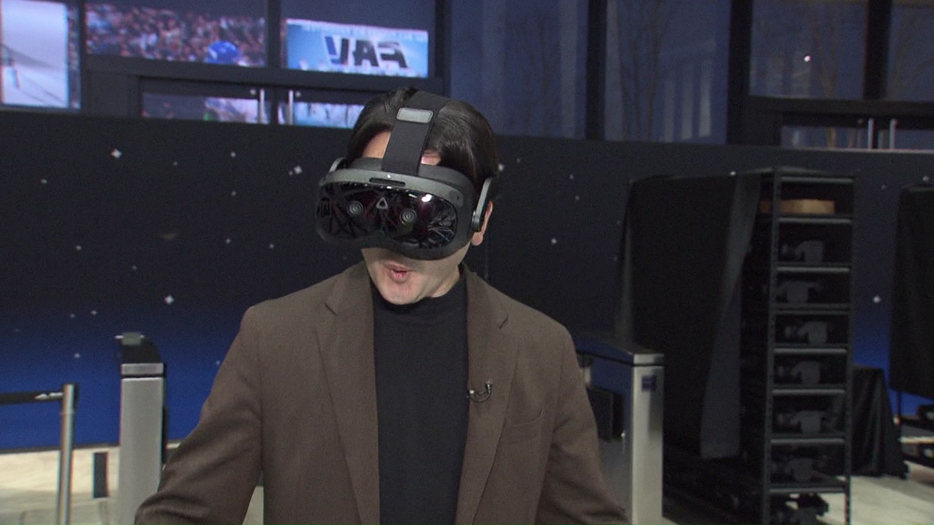 VRゴーグルを装着した八木キャスター