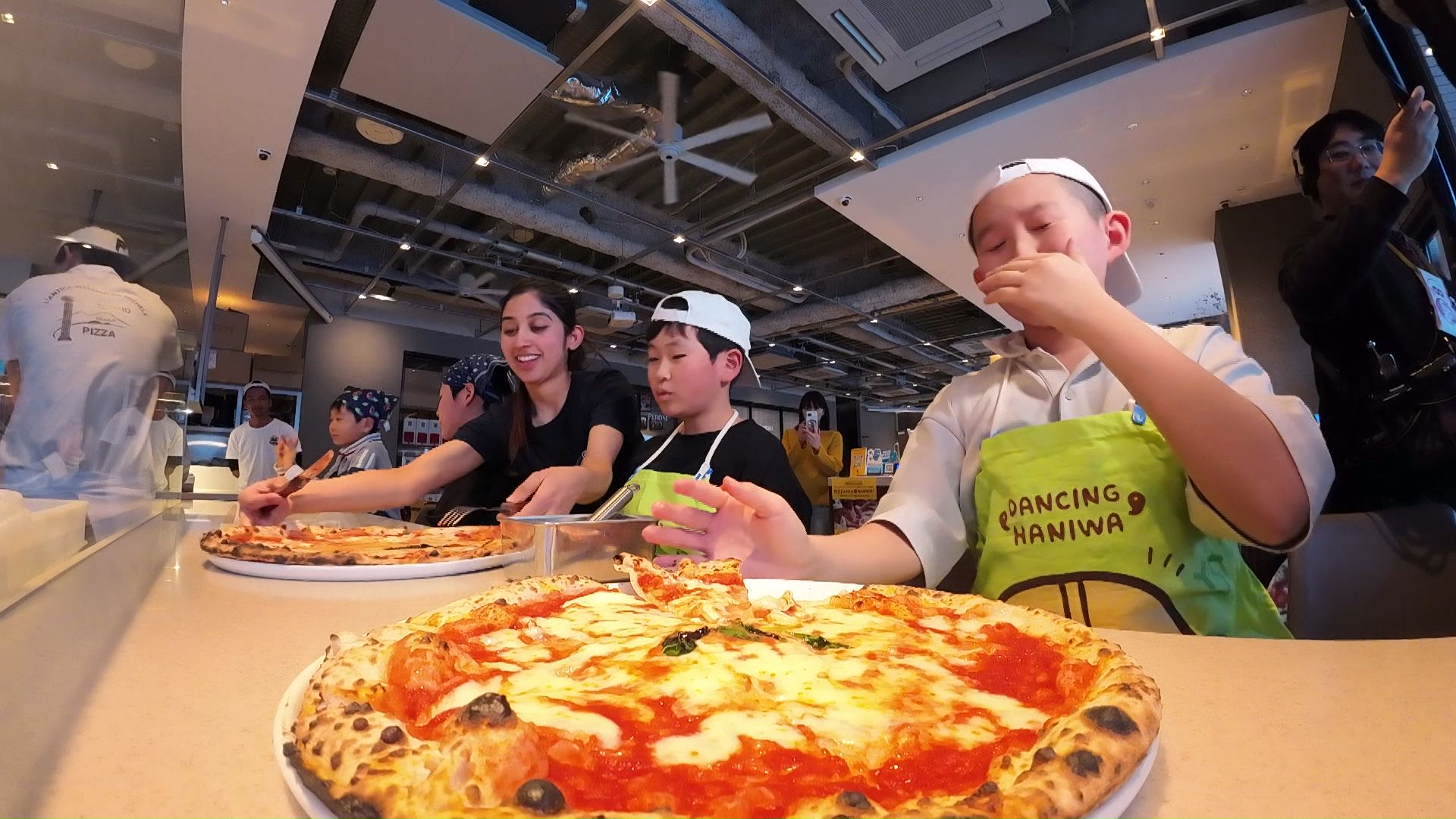 出来立てのピザを食べる様子