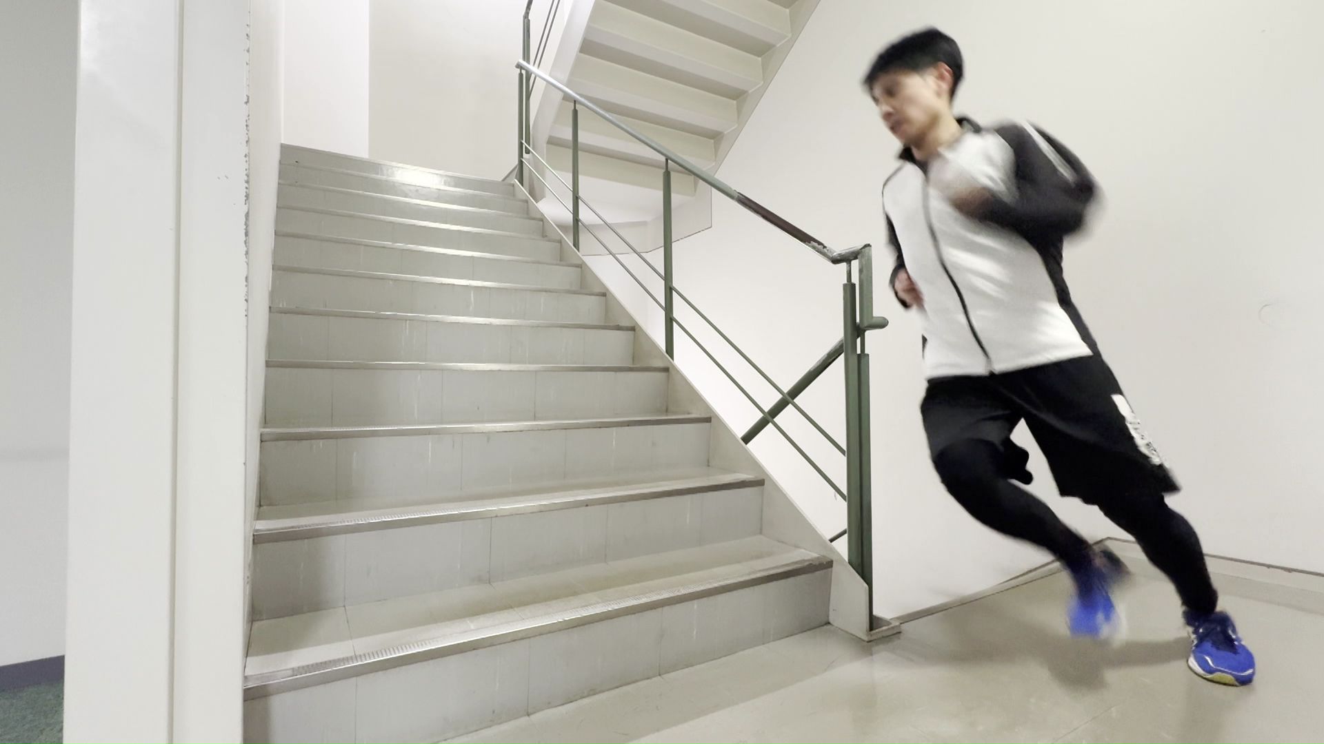 練習中の吉村直人記者