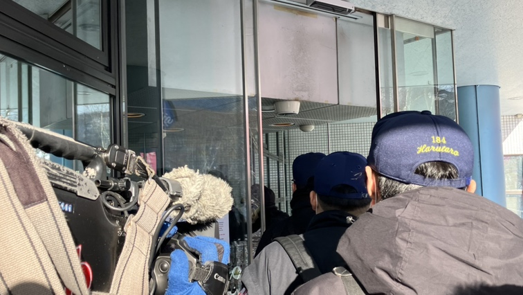 家宅捜索に入る捜査員