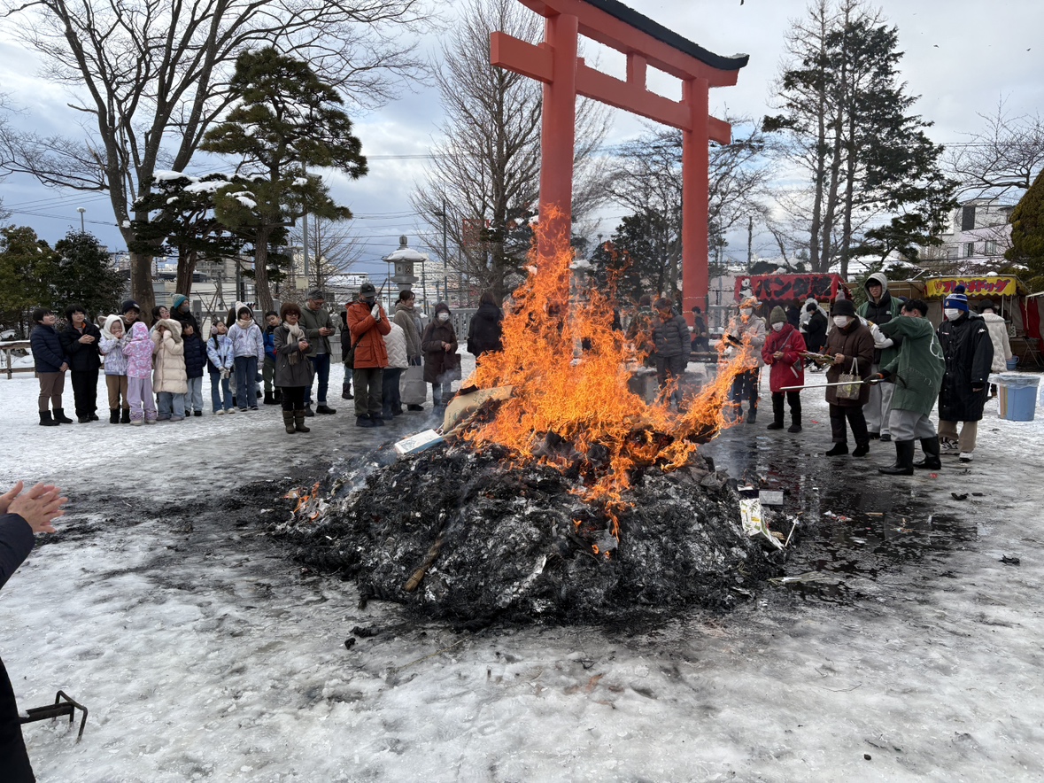 周囲は雪が解けて足元が悪い状態だった(北海道函館市 湯倉神社)