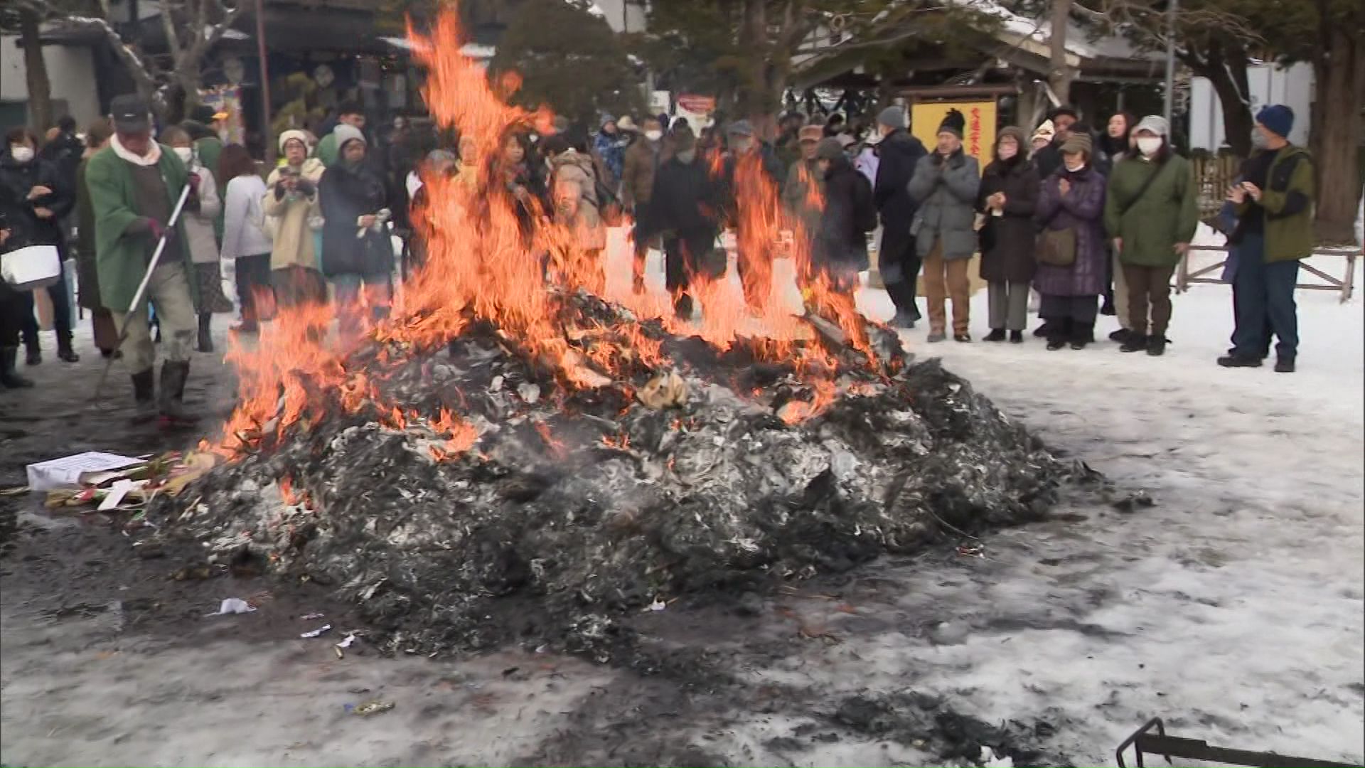 湯倉神社のどんど焼きの様子