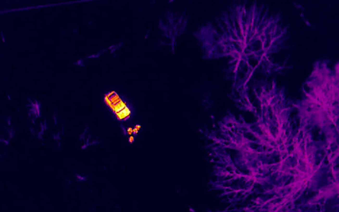 ドローンを使って上空から調査。オレンジ色になっているところが車（提供:北海道猟友会三笠支部）