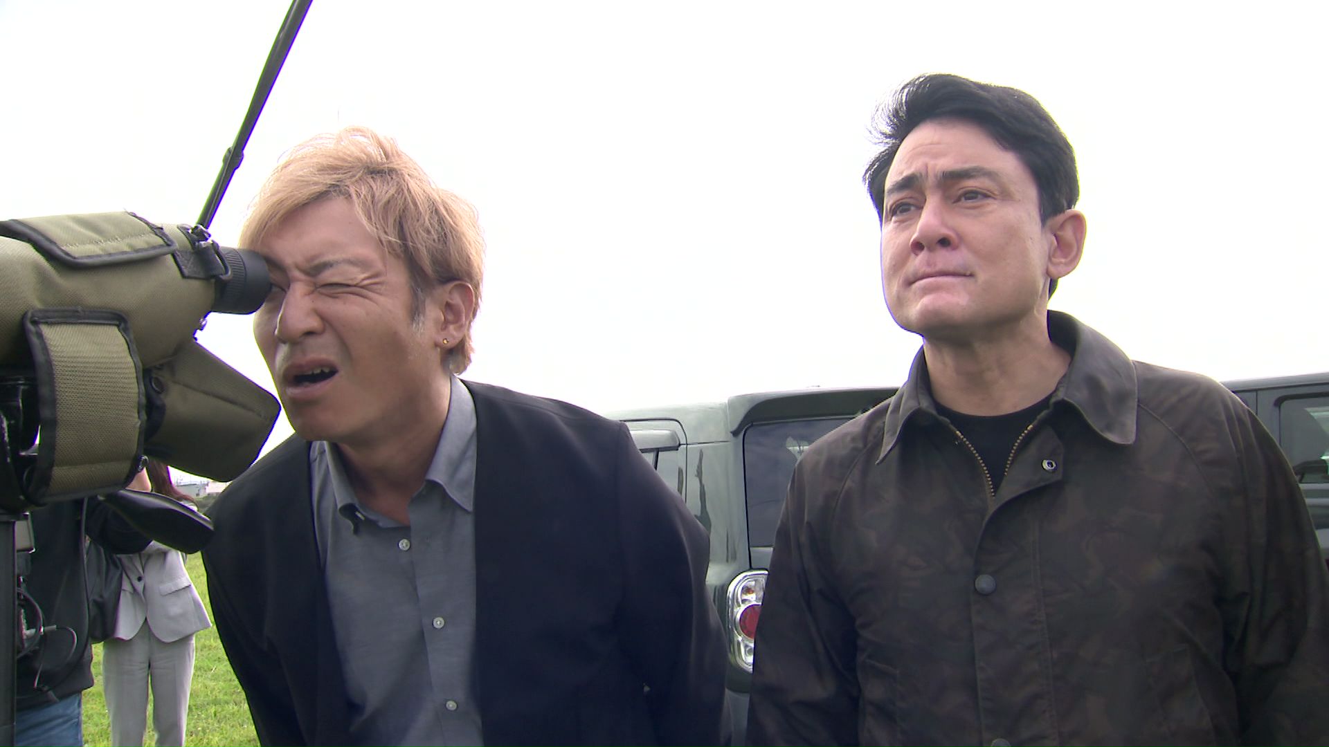 釧路湿原のメガソーラー工事現場を視察した野口健さんとタレントのつるの剛士さん(2025年10月)