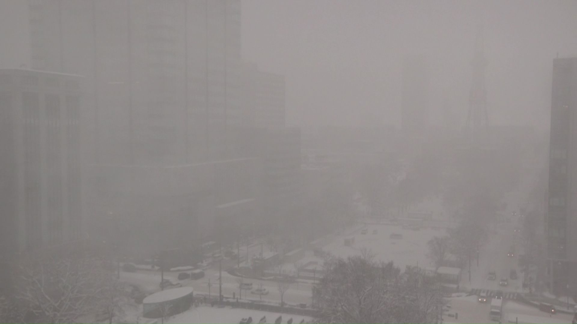 札幌市中央区の大通公園も真っ白に…（午後2時過ぎ）