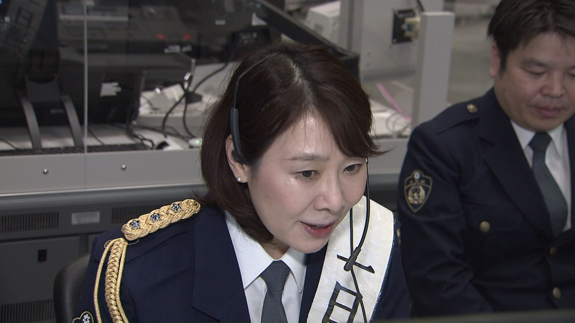 通報受理体験をする菅井貴子予報士