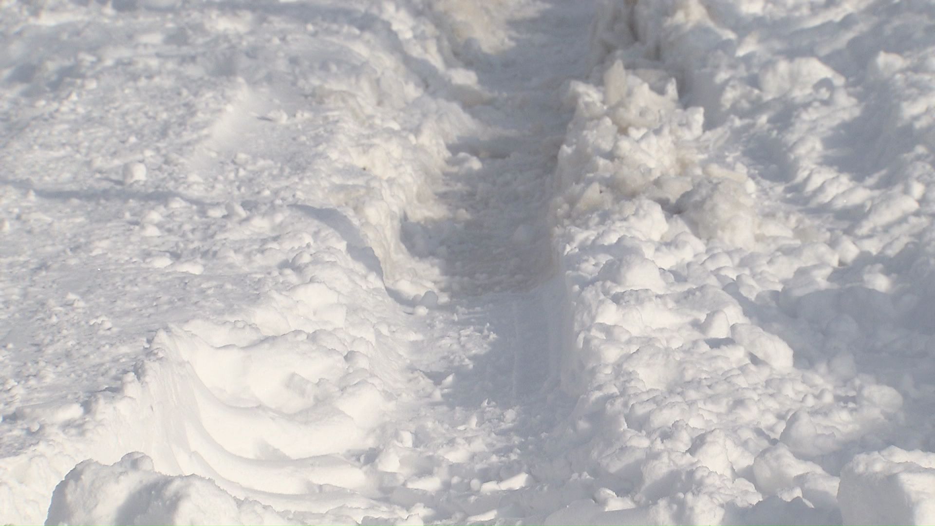 寒暖差で路面がデコボコに