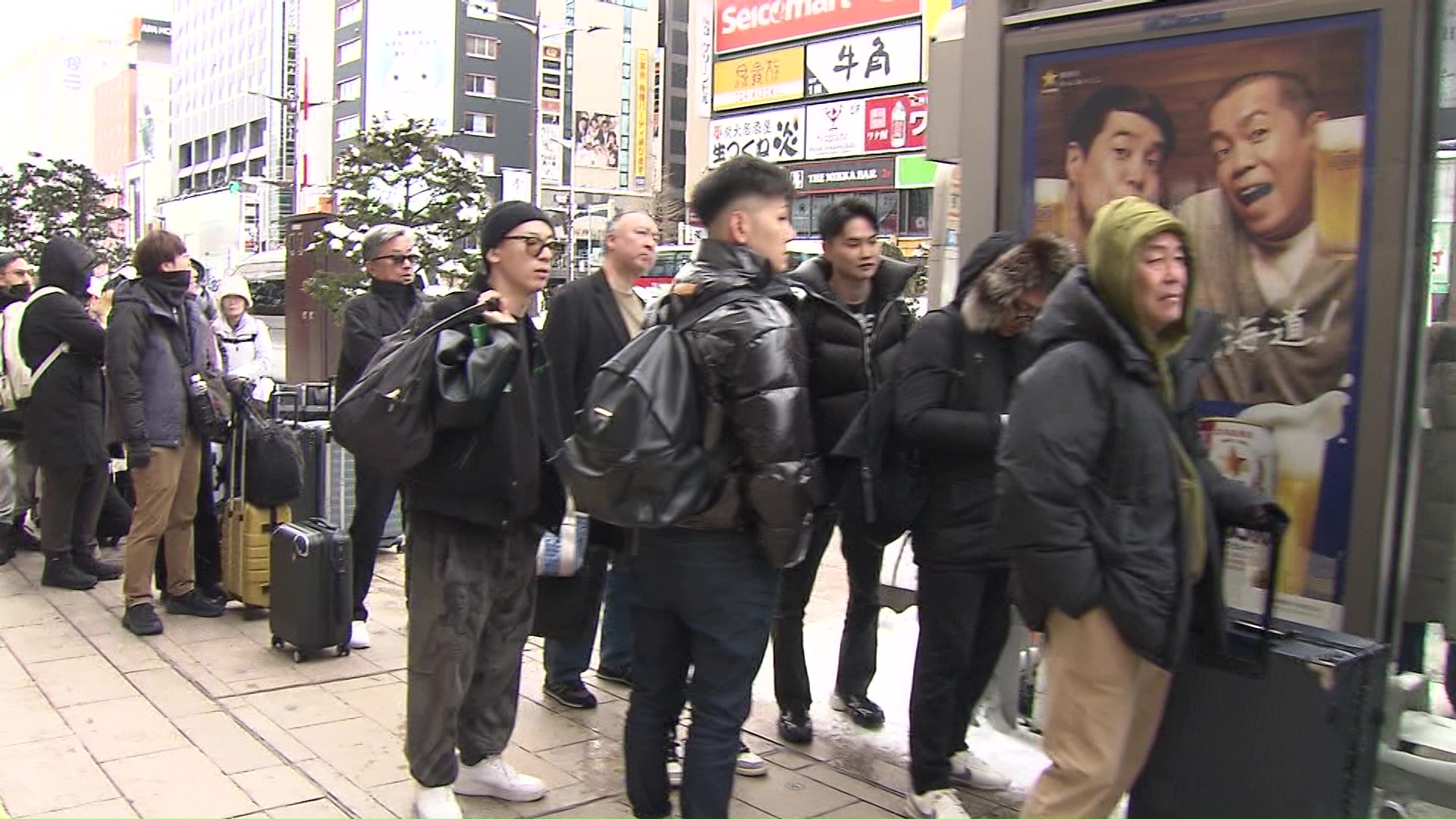新千歳空港行きのバスを待つ長い列