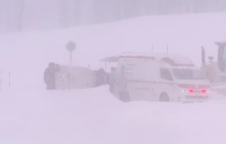 救助作業にあたる警察と消防(北海道ニセコ町)