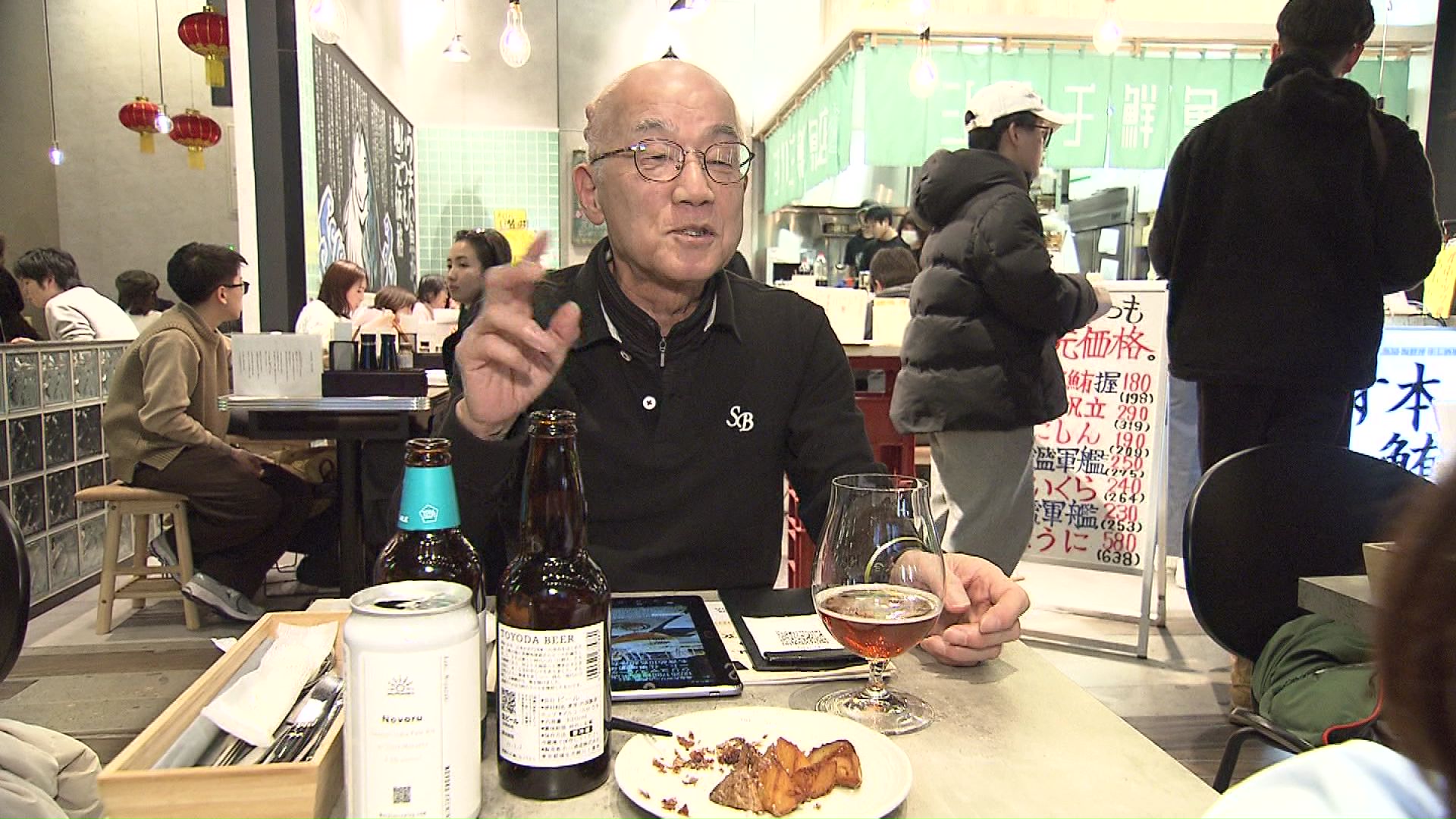 ボウリング後のルーティンと話す70代の利用客