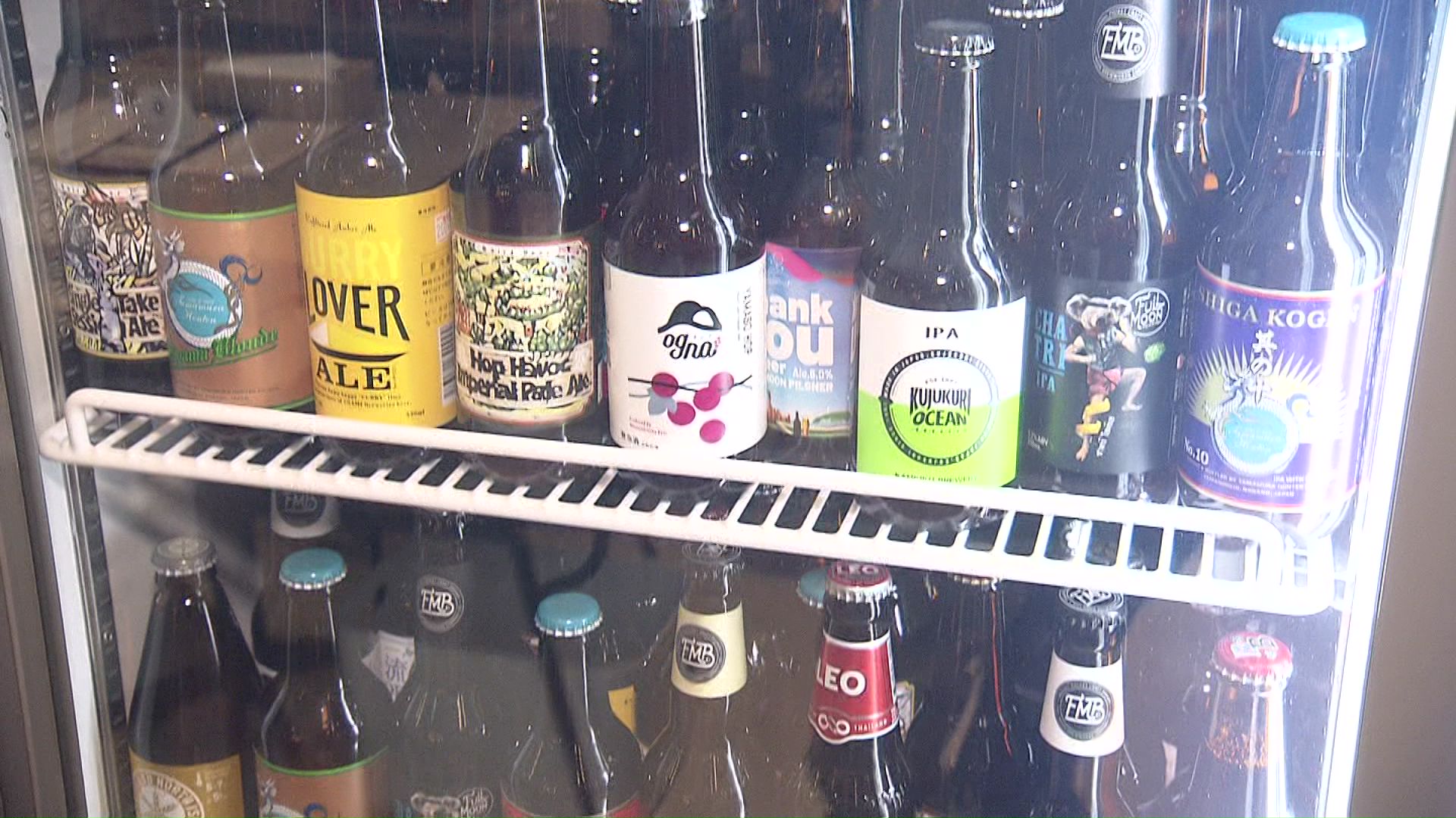全国各地のクラフトビールが100種類ほど揃えられている