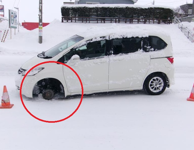 タイヤが脱落した乗用車(提供:北海道警)