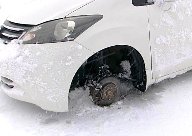 タイヤが脱落した乗用車(提供:北海道警)