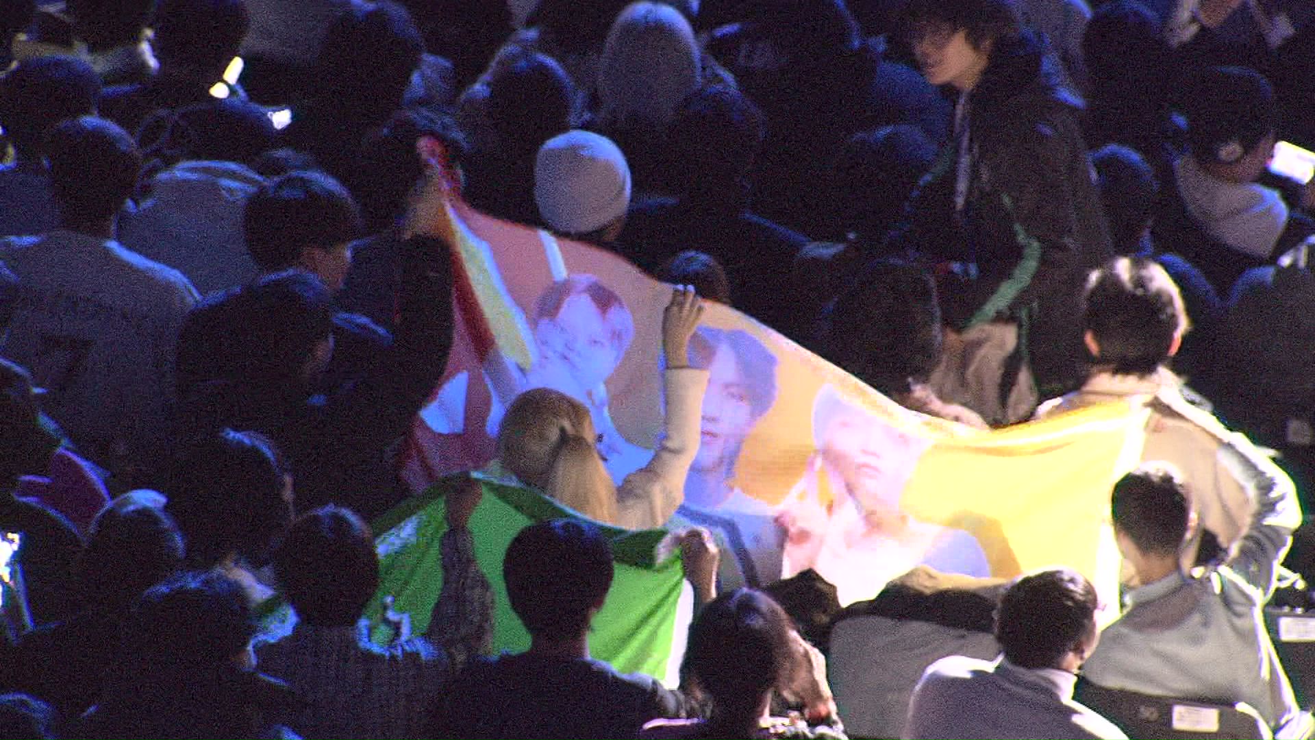 旗を掲げ応援する観客