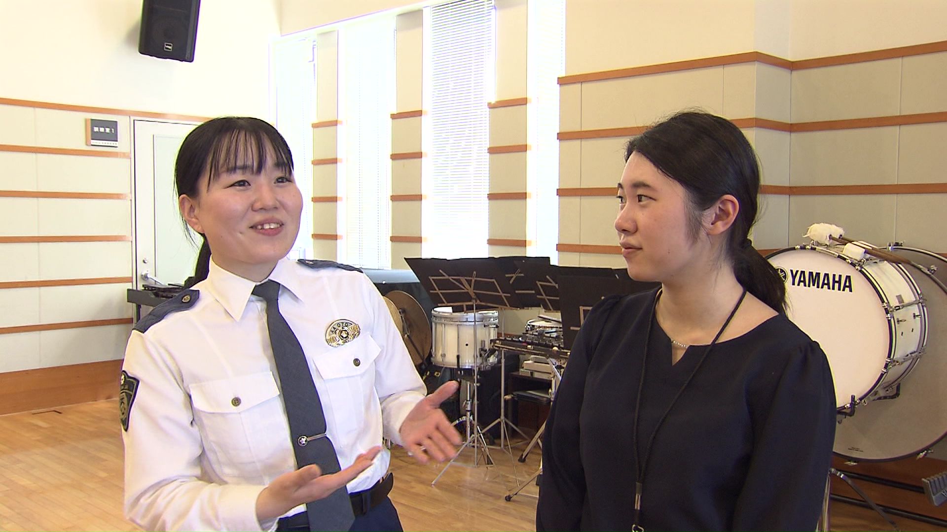 先輩隊員からアドバイスを受ける野中さん