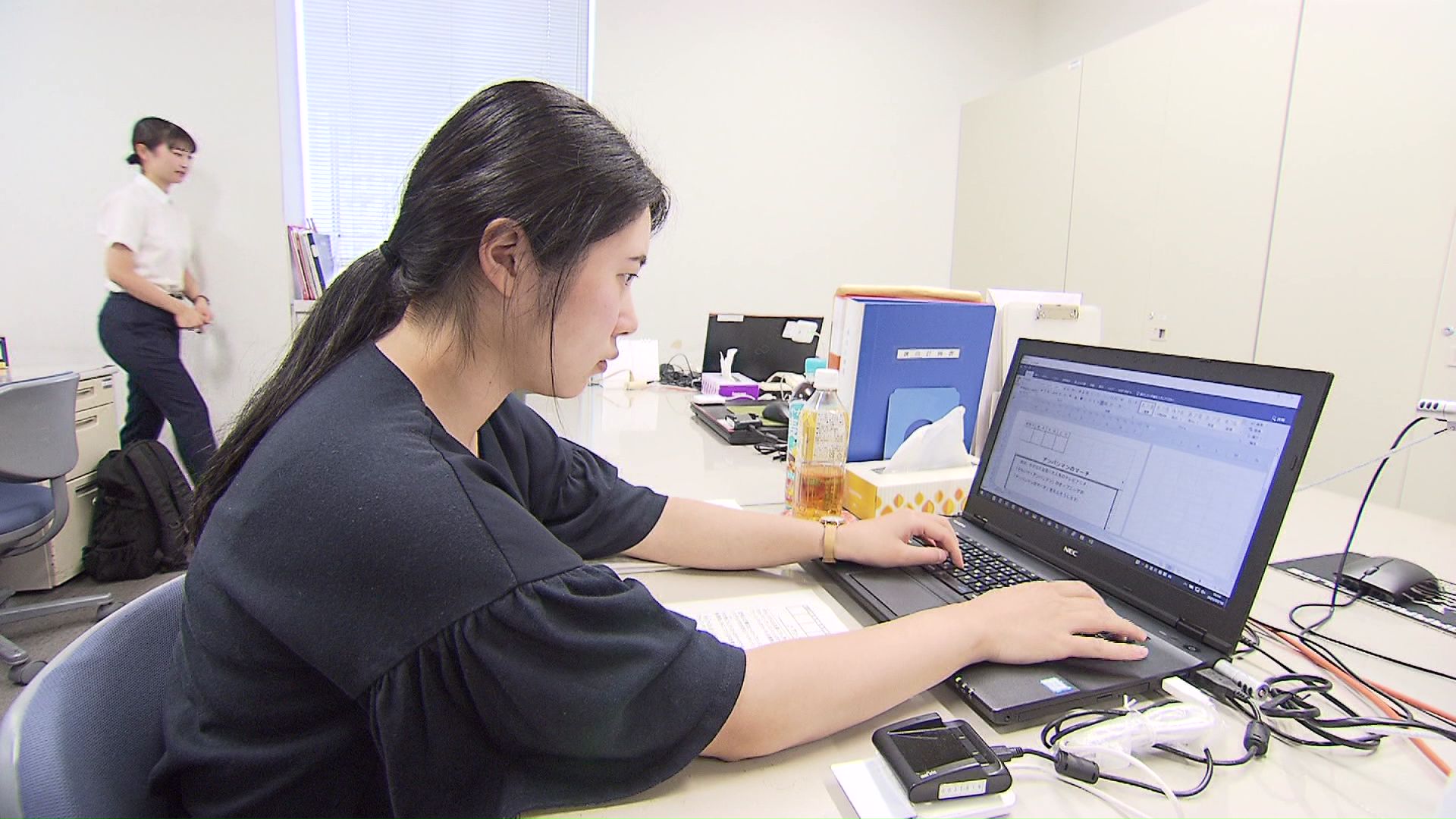 曲解説・司会原稿を作成する野中さん