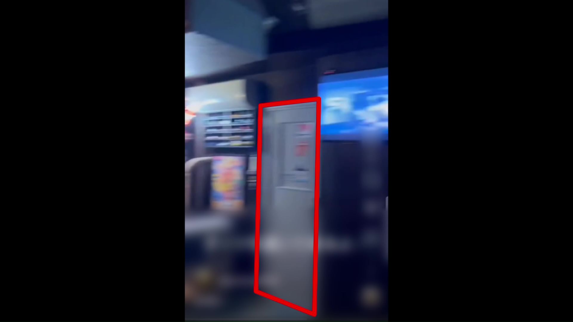 ダーツマシーンの左横にある扉