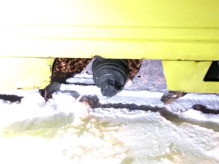 旭川市でタイヤが外れた乗用車(提供:北海道警)