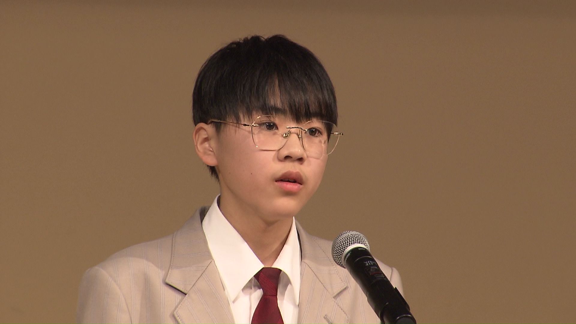 北方領土問題について弁論する高校生