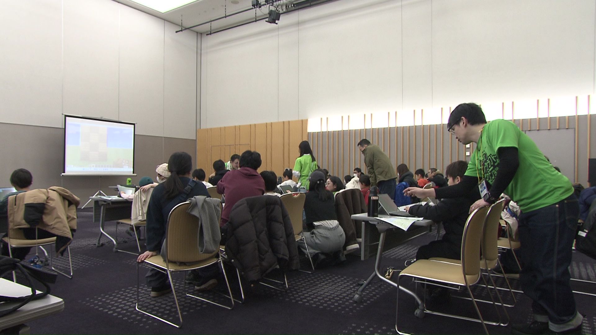 プログラミングを学ぶ子どもたち