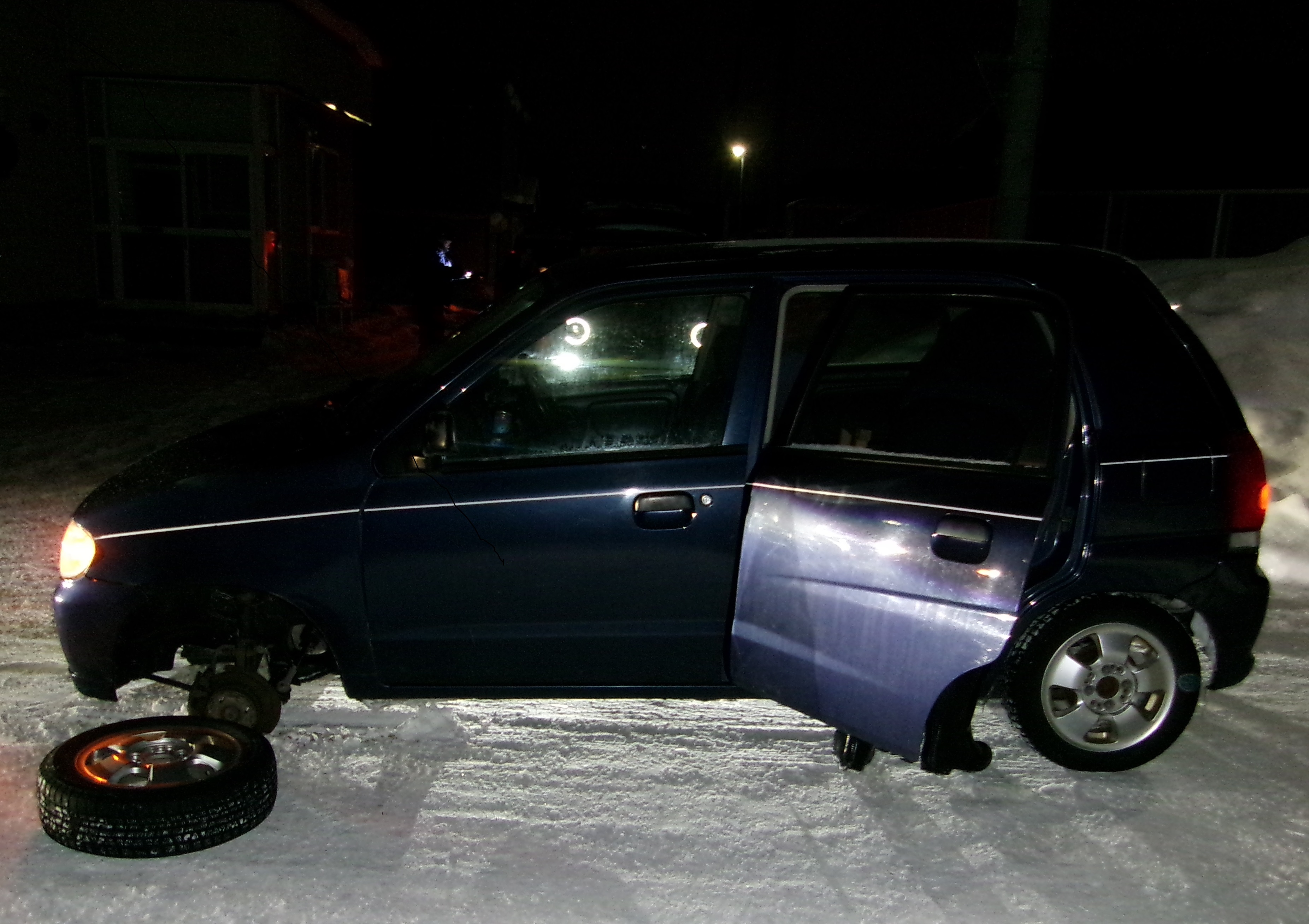 助手席側のタイヤが外れた軽乗用車(提供:北海道警)