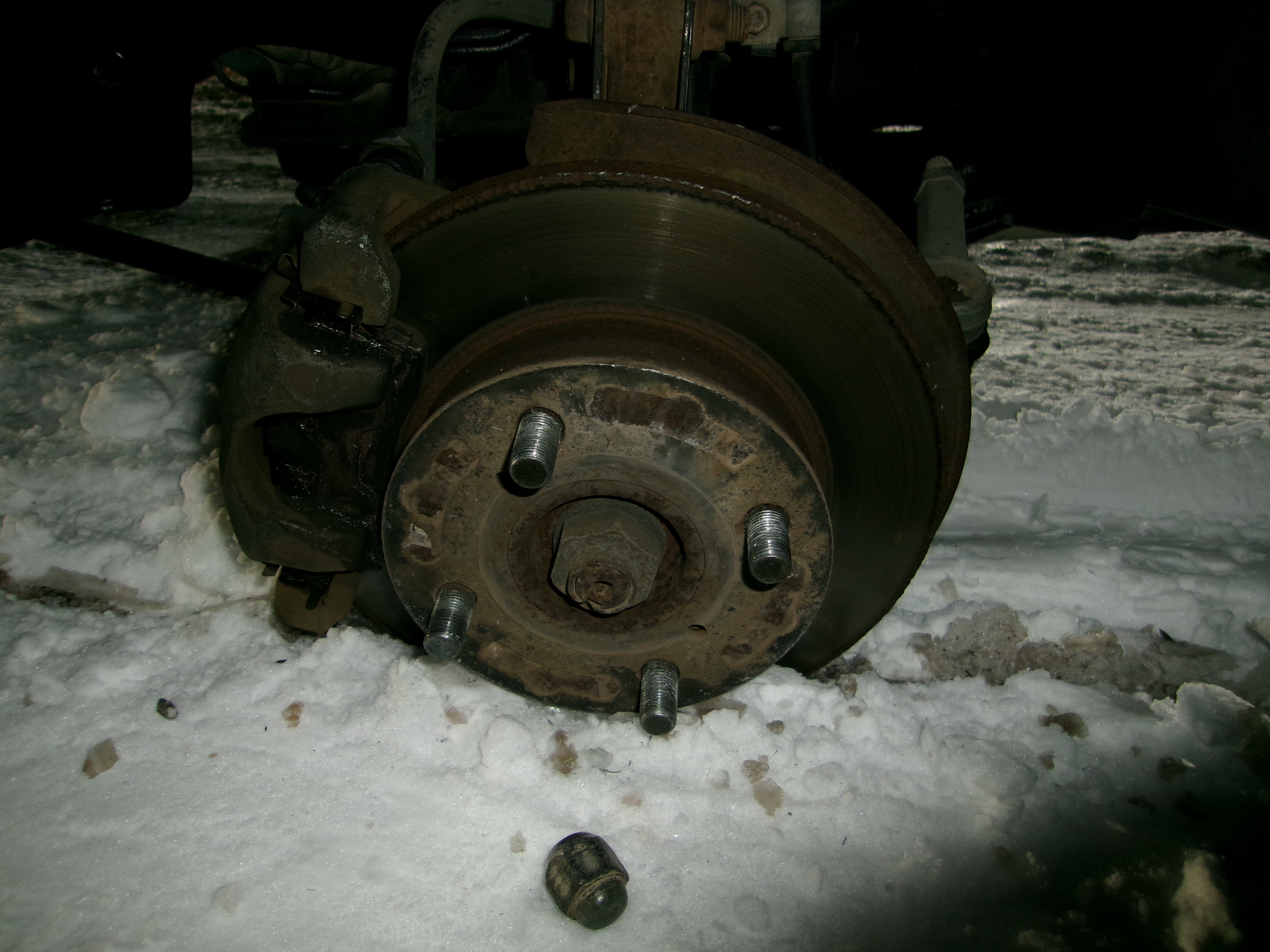 タイヤが外れ雪の上にナットが転がっている(提供:北海道警)