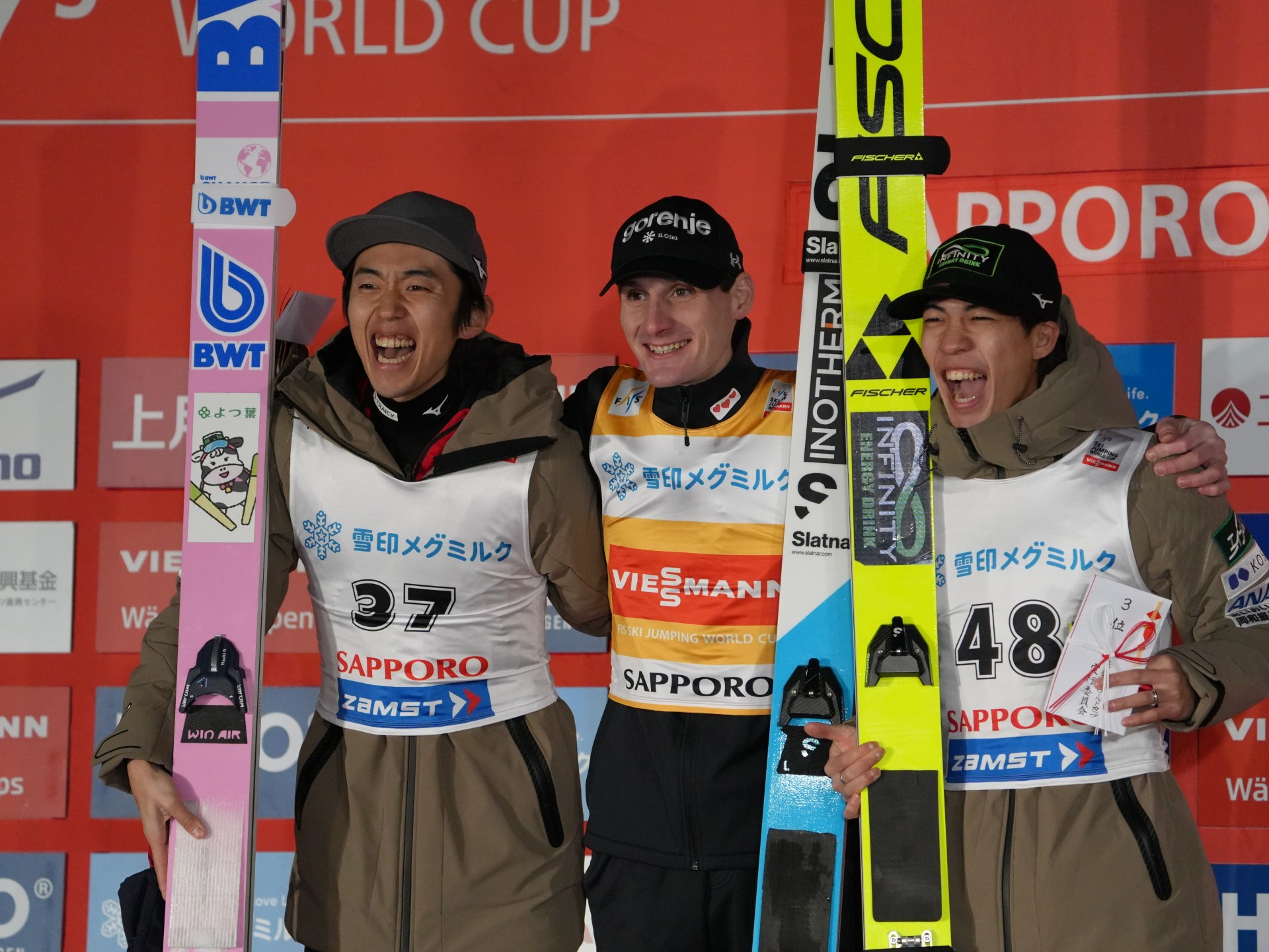 1月17日W杯個人第17戦で2位の中村直幹選手(左)優勝したドメン・プレブツ選手(中央)3位の二階堂蓮選手(右)
