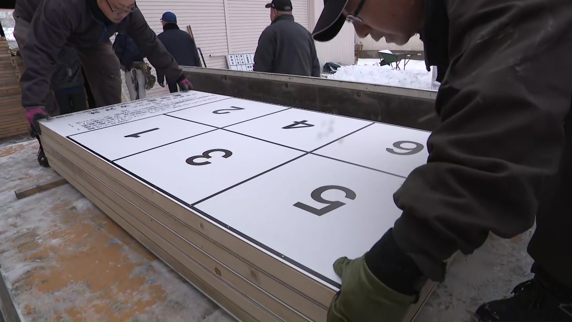 森町の工場に約1000枚の掲示板の注文が寄せられる