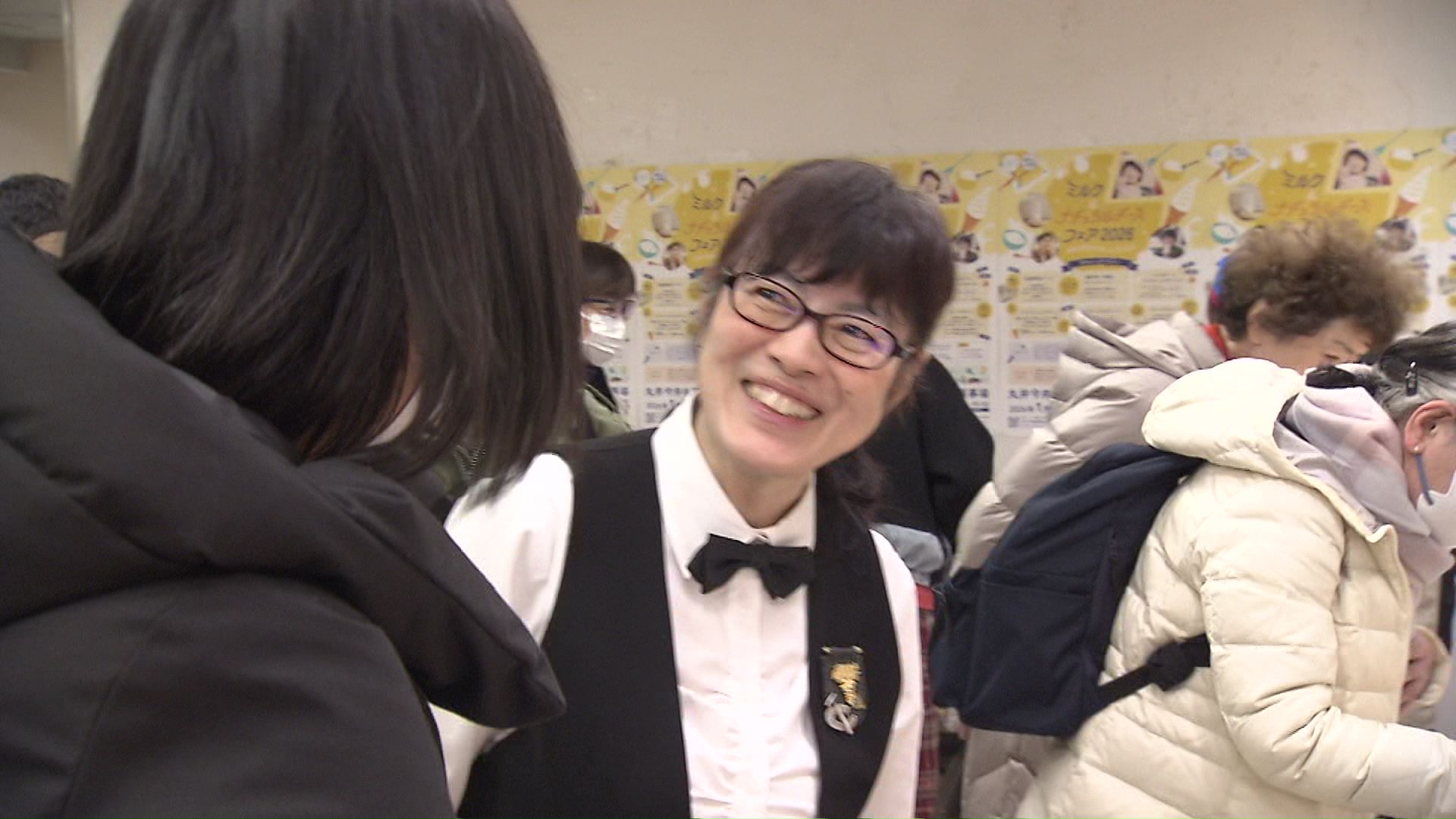 来場者にオススメを紹介するチーズプロフェッショナル協会の石川尚美さん