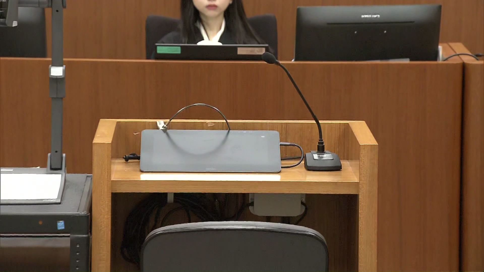 元従業員が証言台に立つ