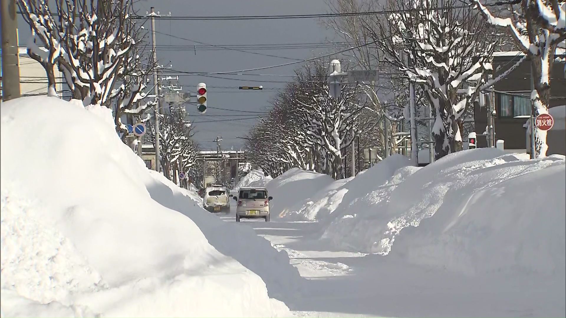 道路は車一台がやっと通れるほど