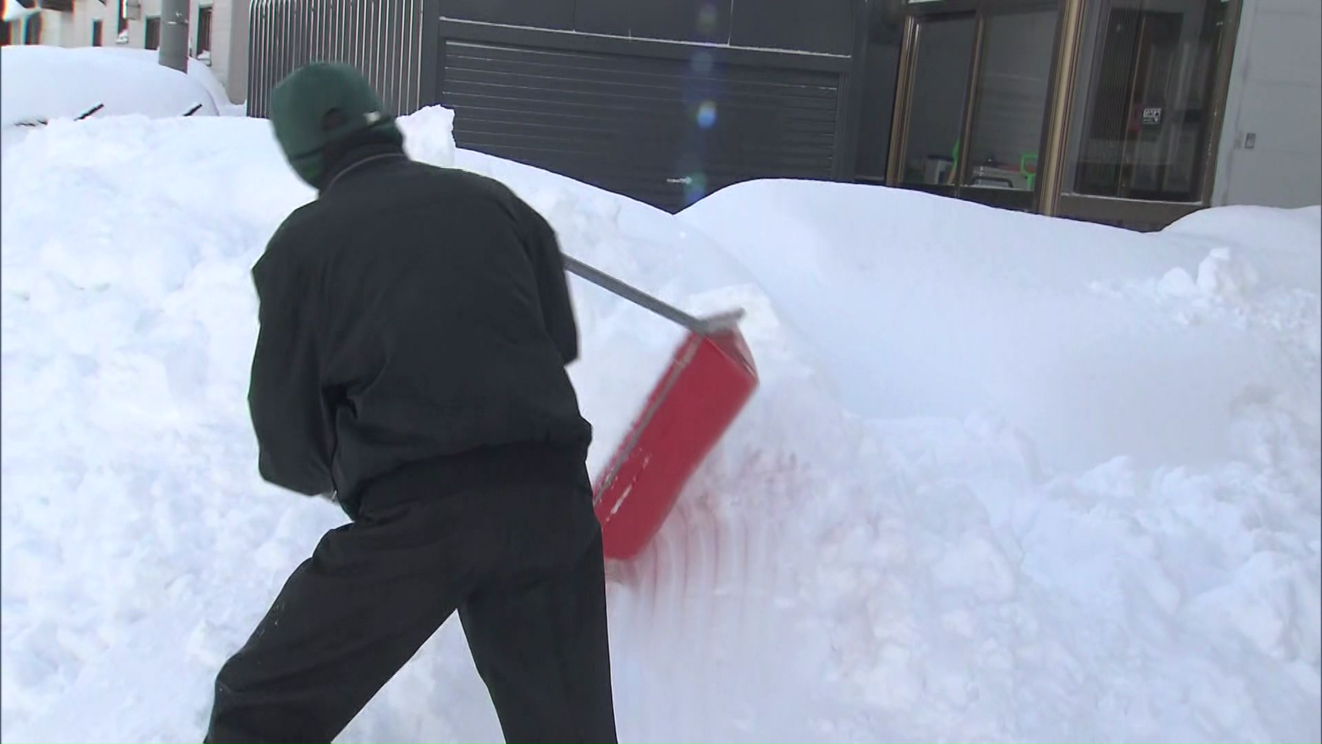 札幌市民は除雪に追われた