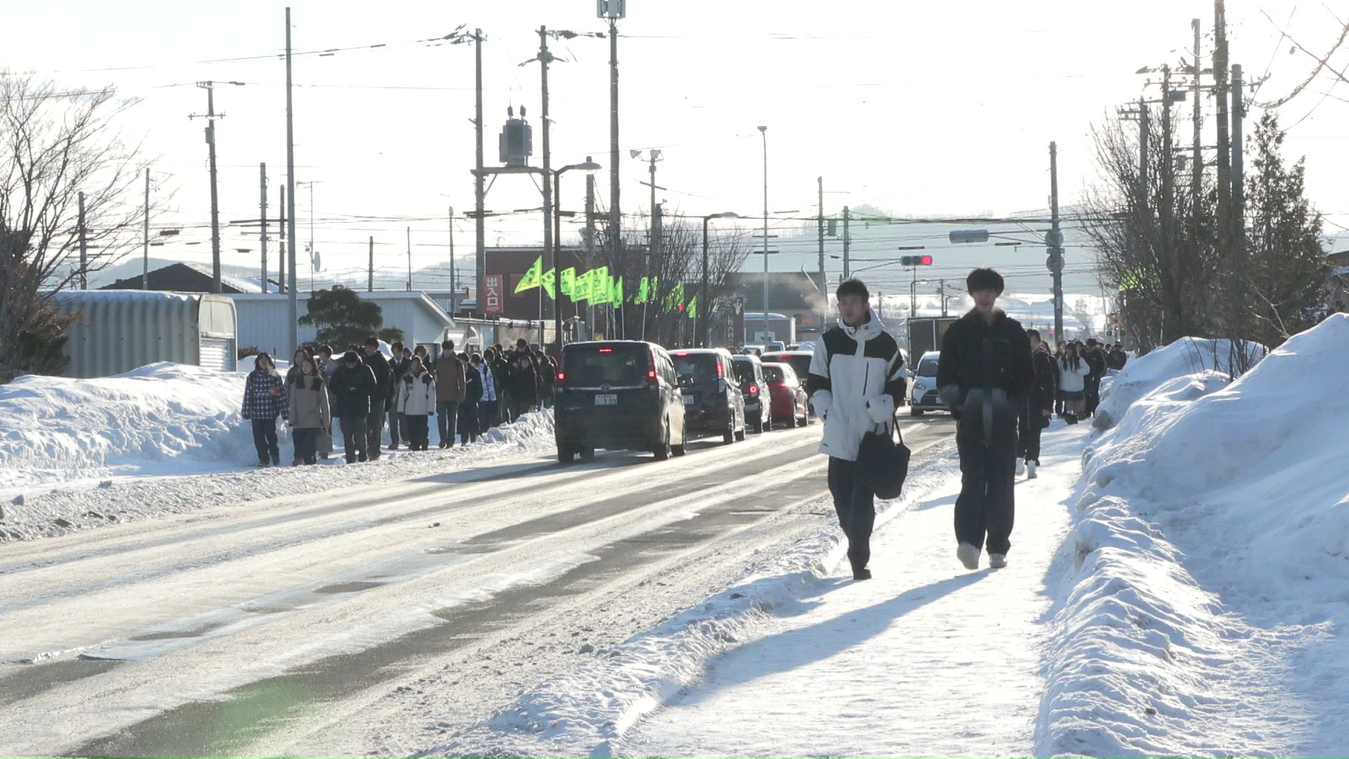 白い息を吐きながら登校する学生たち