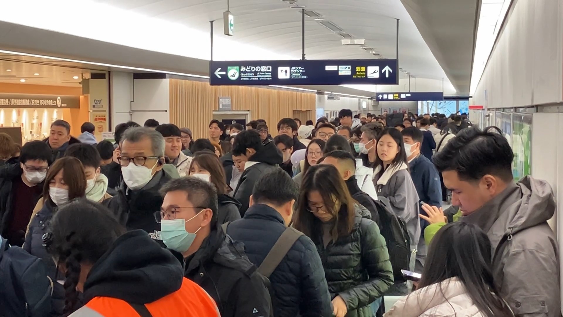 JRを待つ人の列(撮影:視聴者)