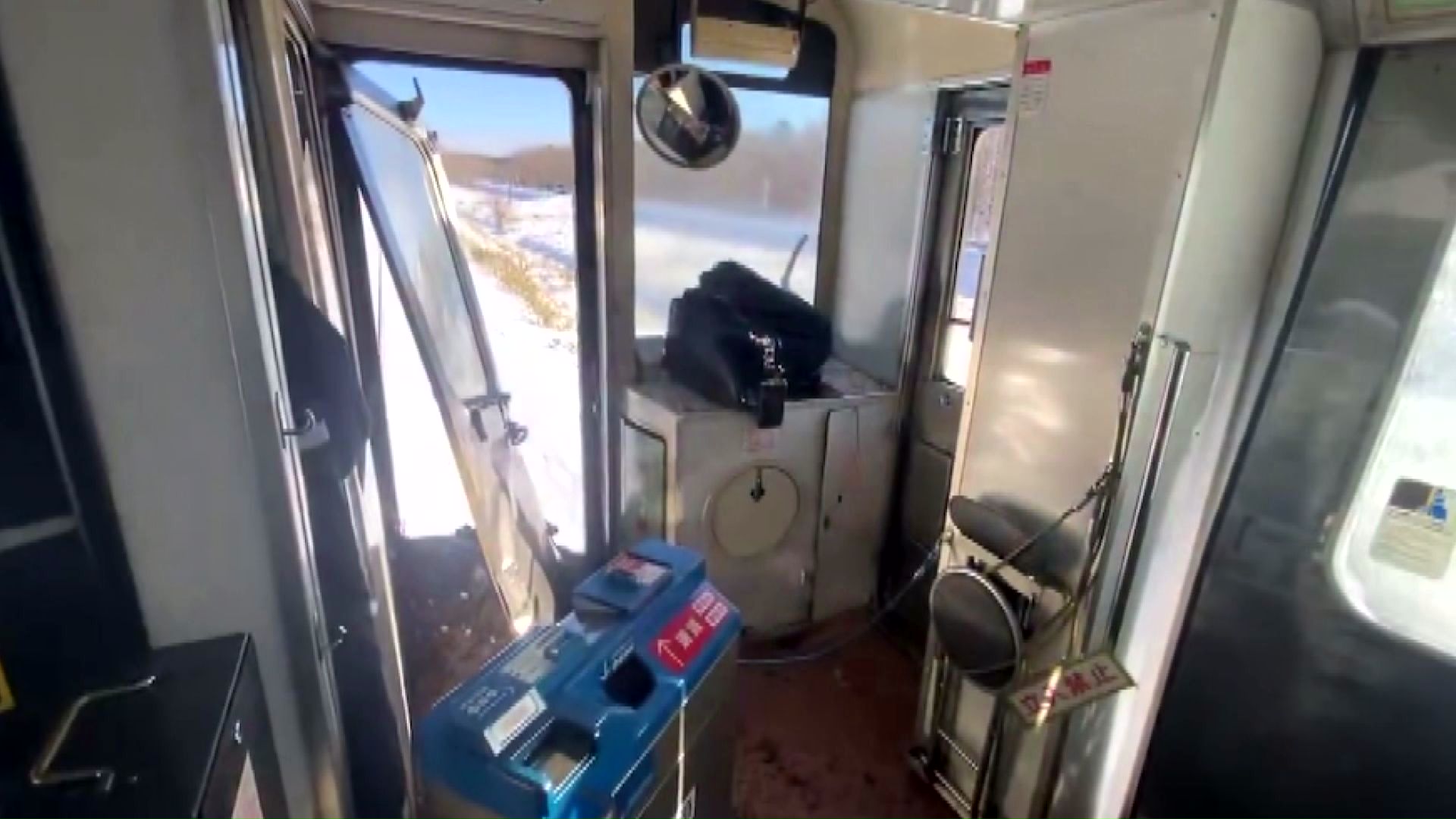 衝突で中央のドアが内側に外れた列車（提供：シズムトリップ/旅行の穴場）