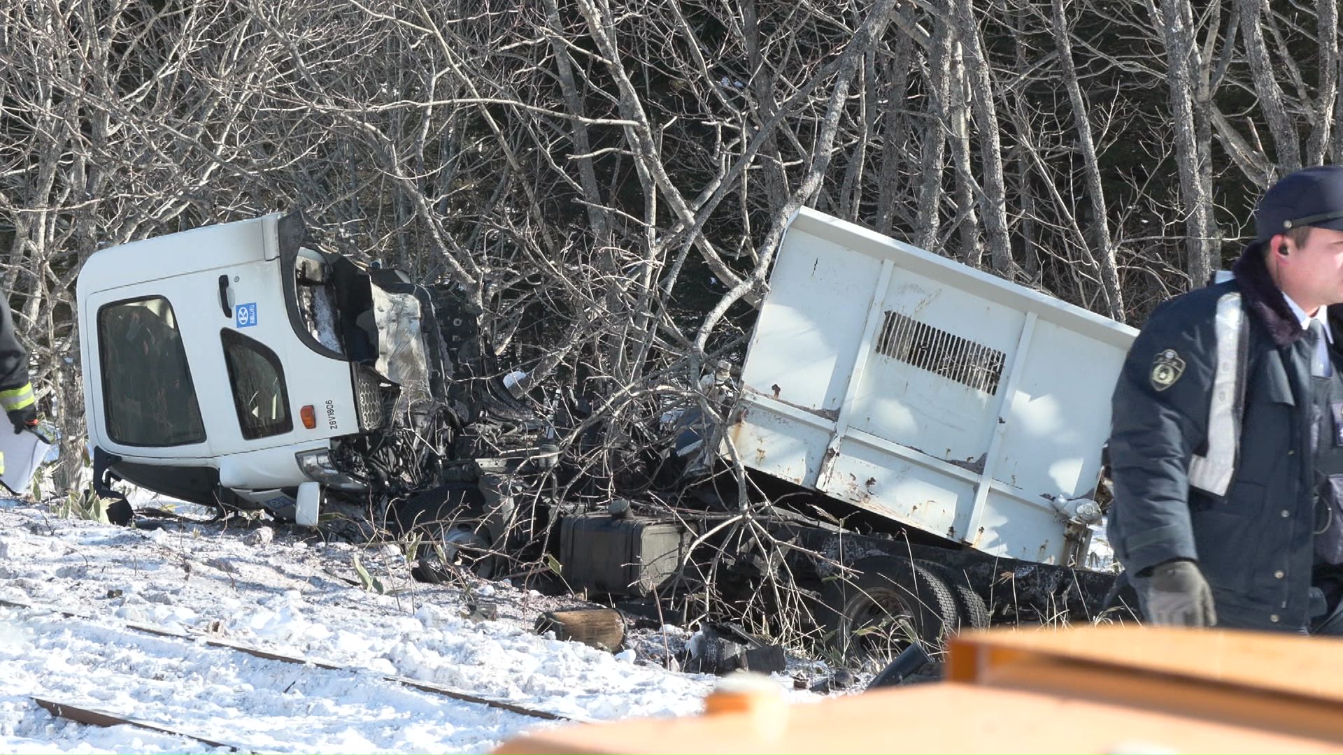 JR花咲線「初田牛踏切」で普通列車とトラックが衝突