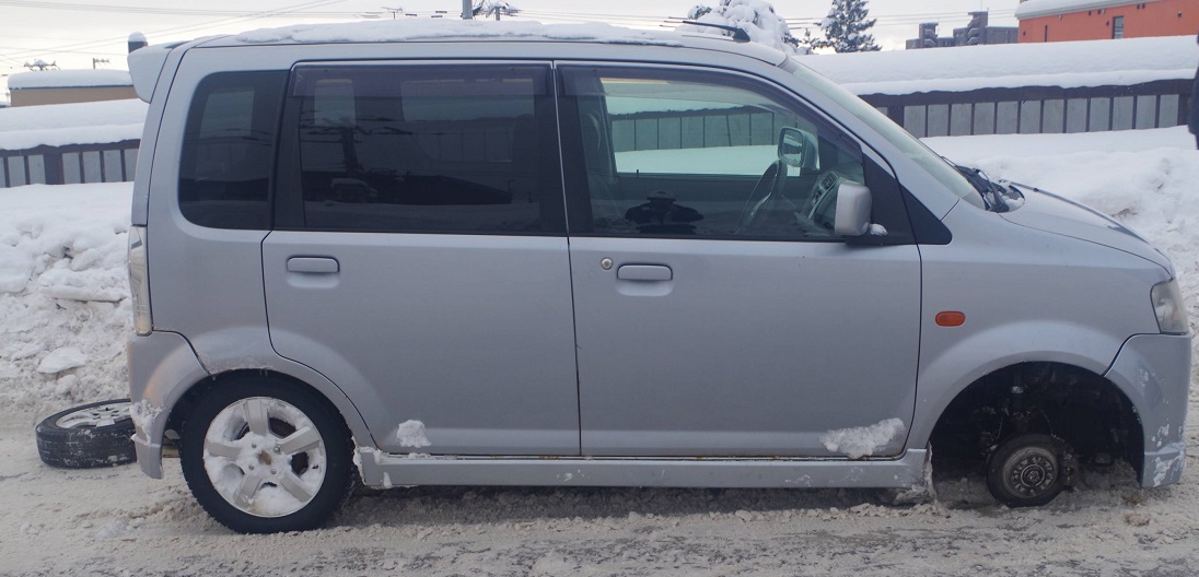 タイヤが脱落した軽自動車（提供：道警）